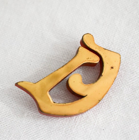 1930s/40s Metal and Red Bakelite "D" Initial Broo… - image 1