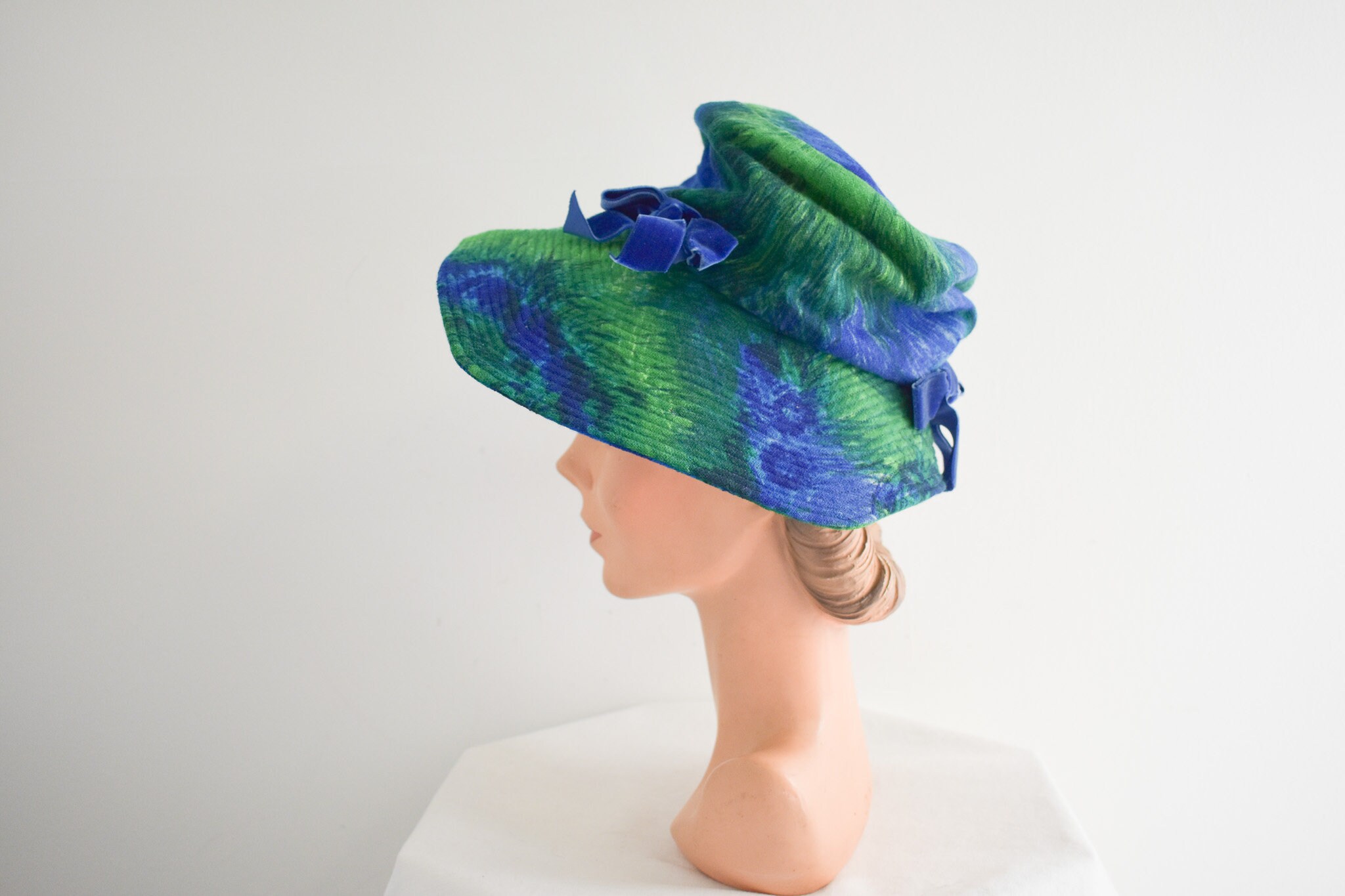 1960s Mr. John Jr. Blue and Green Wool Floral Hat - Etsy display picture 3
