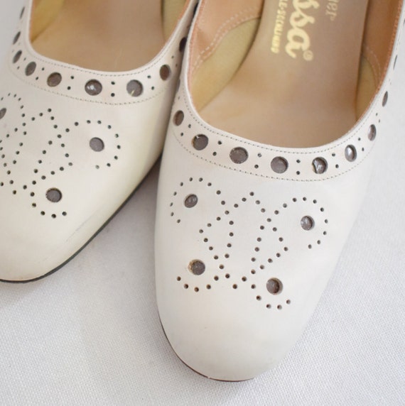 1960s Caressa Cream Heels, Size 7AAA - image 1