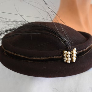 1940s New York Creations for Saks Brown Wool Felt Hat with Black Feathers and Faux Pearls image 6