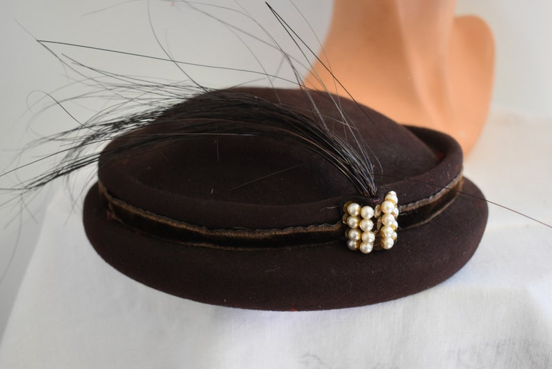 1940s New York Creations for Saks Brown Wool Felt Hat with Black Feathers and Faux Pearls image 6