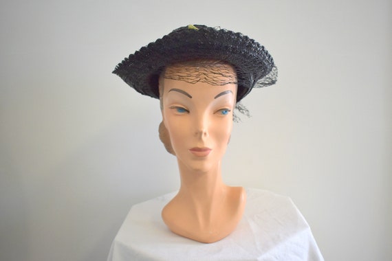 1940s Black Straw Hat with Pink Roses and Netting - image 3