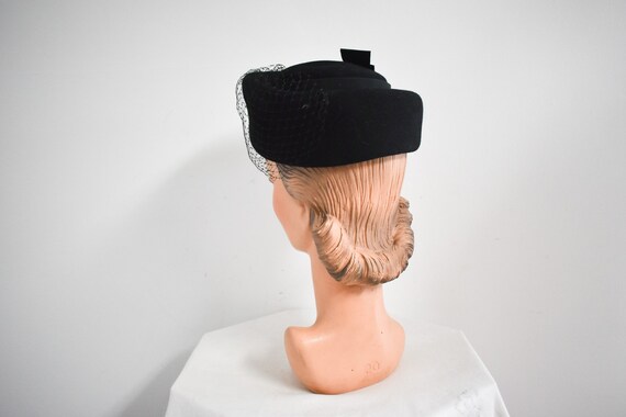 1950s Black Wool Felt Hat with Netting - image 4