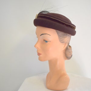 1940s New York Creations for Saks Brown Wool Felt Hat with Black Feathers and Faux Pearls image 3