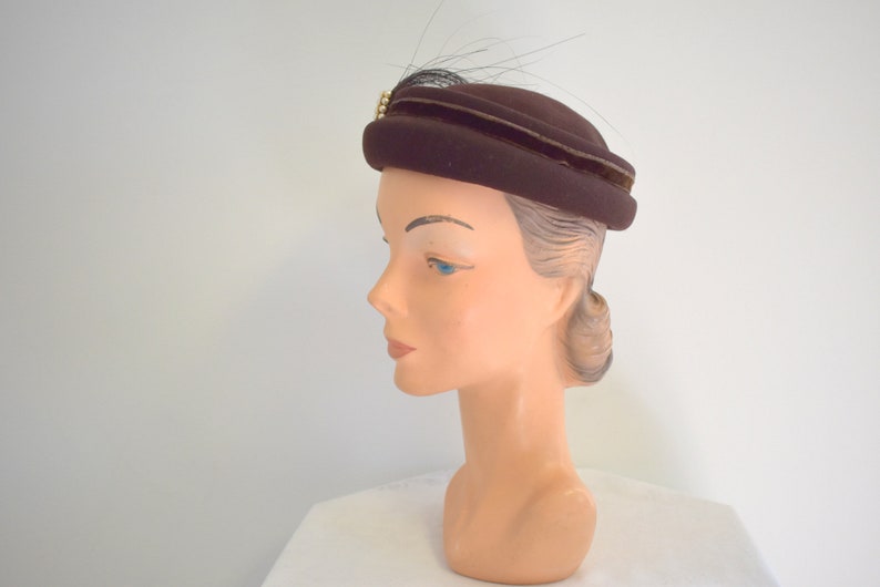 1940s New York Creations for Saks Brown Wool Felt Hat with Black Feathers and Faux Pearls image 3