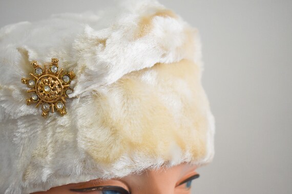 1960s-does-1920s Cream Cloche with Brooch - image 8