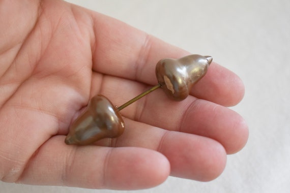 1930s Acorn Shaped Pearlescent Jabot Pin - image 2