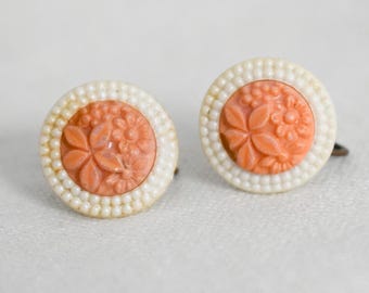 1940s/50s Coral and Cream Plastic Circle Screw Back Earrings