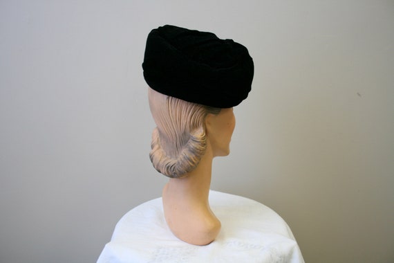 1950s Black Ruched Velvet Toque Hat - image 4