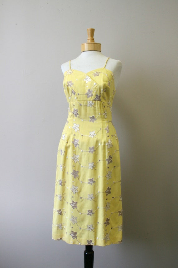 1950s Embroided Yellow Linen Wiggle Dress - image 3