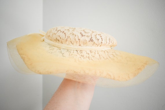 Cream Ruffle Hat 1940s/50s Cream Lace Ruffled Edge Hat - Gem