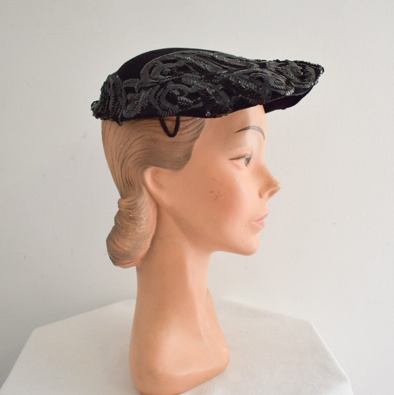 1950s Black Sequinned Shell Shape Hat - image 1