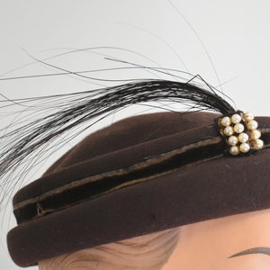 1940s New York Creations for Saks Brown Wool Felt Hat with Black Feathers and Faux Pearls image 5