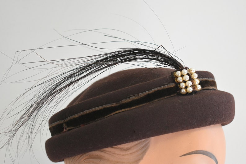 1940s New York Creations for Saks Brown Wool Felt Hat with Black Feathers and Faux Pearls image 5