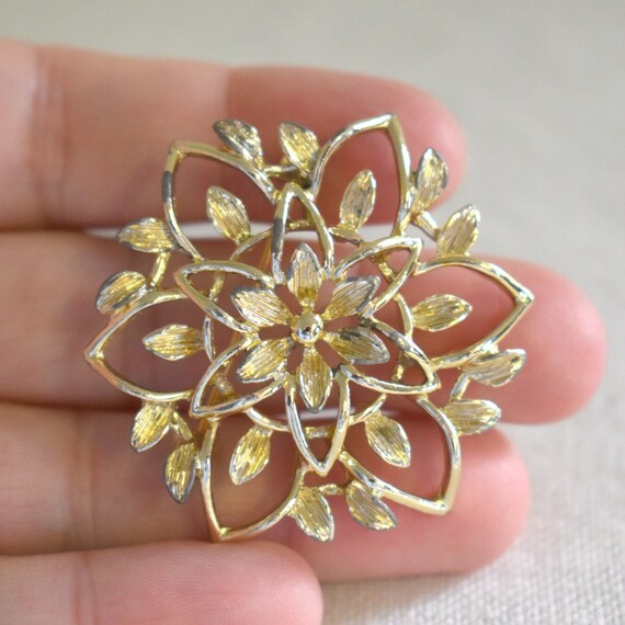 Sarah Coventry Gold Brooch, 1960's Flower Pin, 1960s Jewelry