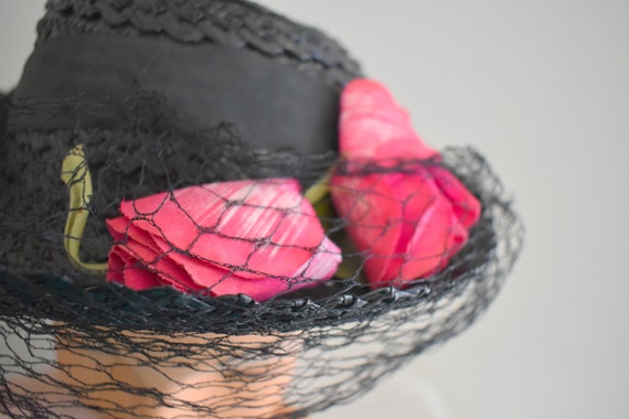 1940s Black Straw Hat with Pink Roses and Netting - image 7