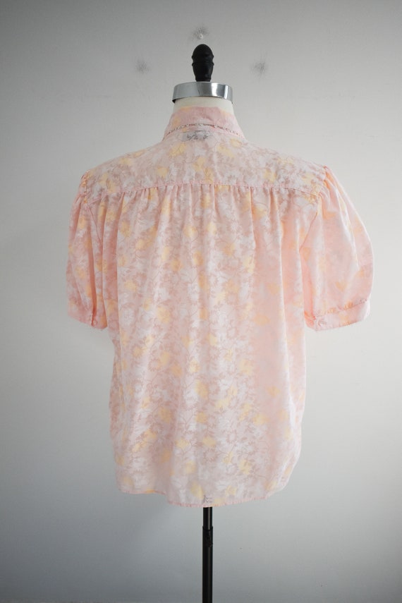 1980s Peachy-Pink Floral Blouse - image 5