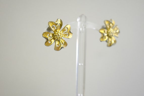 1960s Gold Flower Clip Earrings - image 5