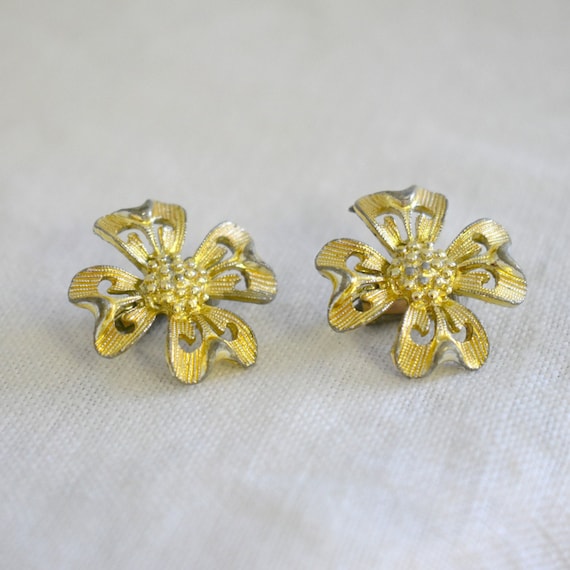 1960s Gold Flower Clip Earrings - image 1