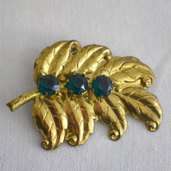 1940s Large Gold Leaf Brooch with Green Rhineston… - image 1