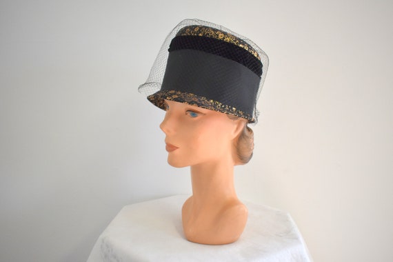 1960s Black and Gold Floral Cloche-Style Hat - image 2