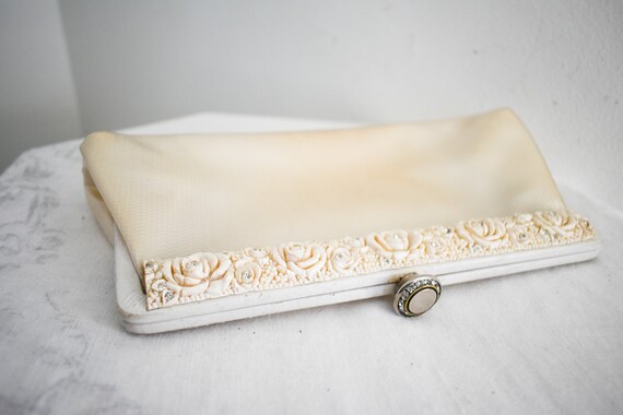 1950s Cream Vinyl and Resin Clutch Purse - image 5
