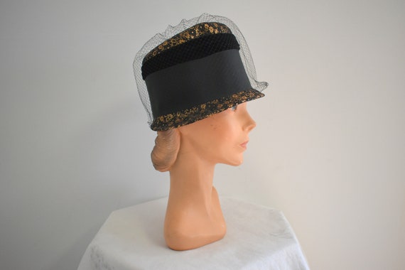 1960s Black and Gold Floral Cloche-Style Hat - image 3