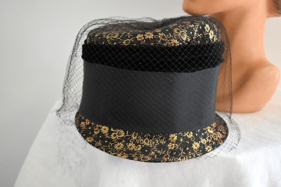 1960s Black and Gold Floral Cloche-Style Hat - image 5