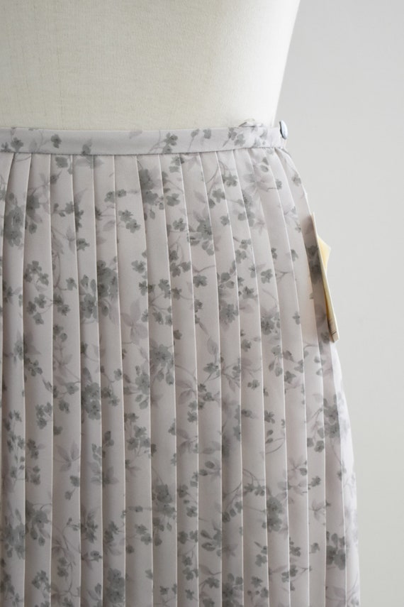 1990s NOS Gray Floral Pleated Mini Skirt - image 2