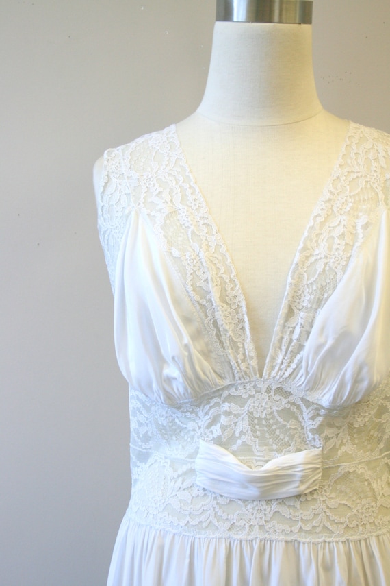 1940s Icy Pale Gray Lacy Night Gown - image 2