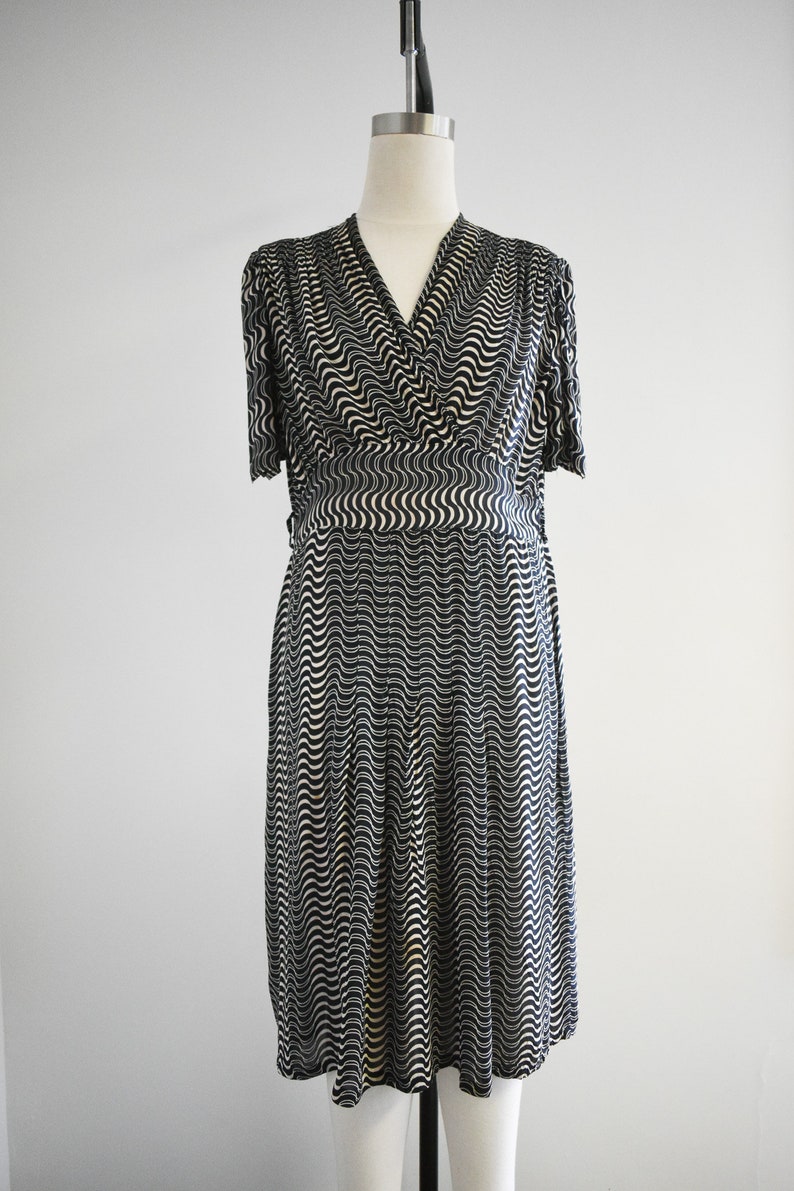 1930s/40s Black and Cream Wave Printed Rayon Dress 画像 2