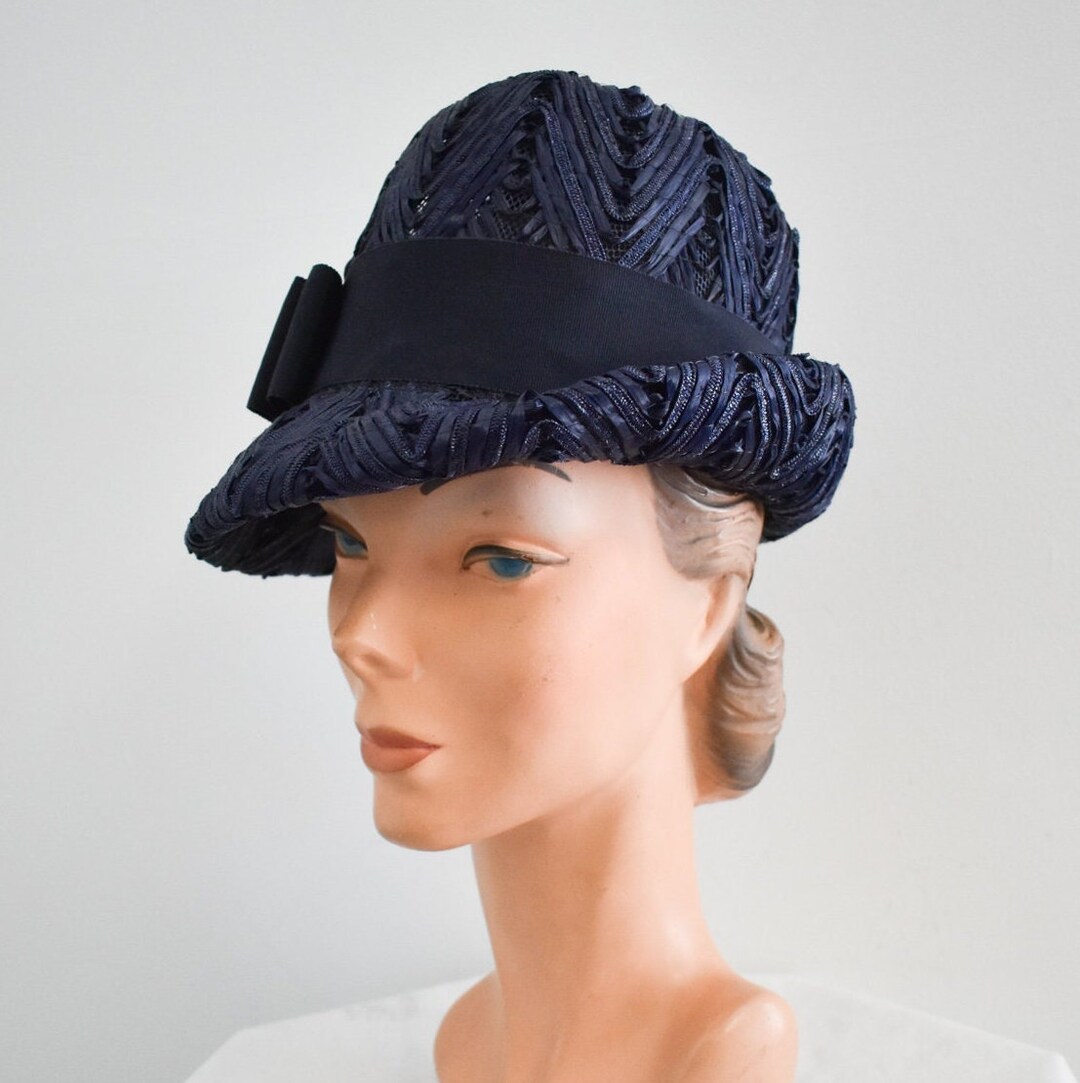 Vintage 1960s blue and white chevron woven raffia hat with grosgrain bow Accessories | Vintage 196s Blue And White Chevron Woven  main image 4