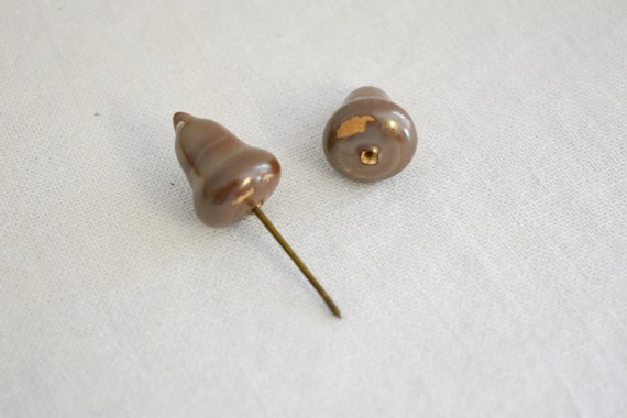 1930s Acorn Shaped Pearlescent Jabot Pin - image 3