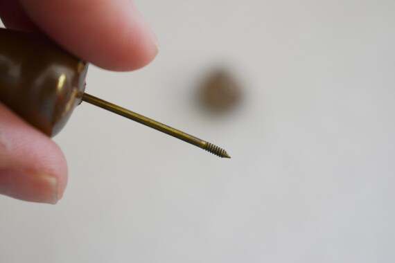 1930s Acorn Shaped Pearlescent Jabot Pin - image 4