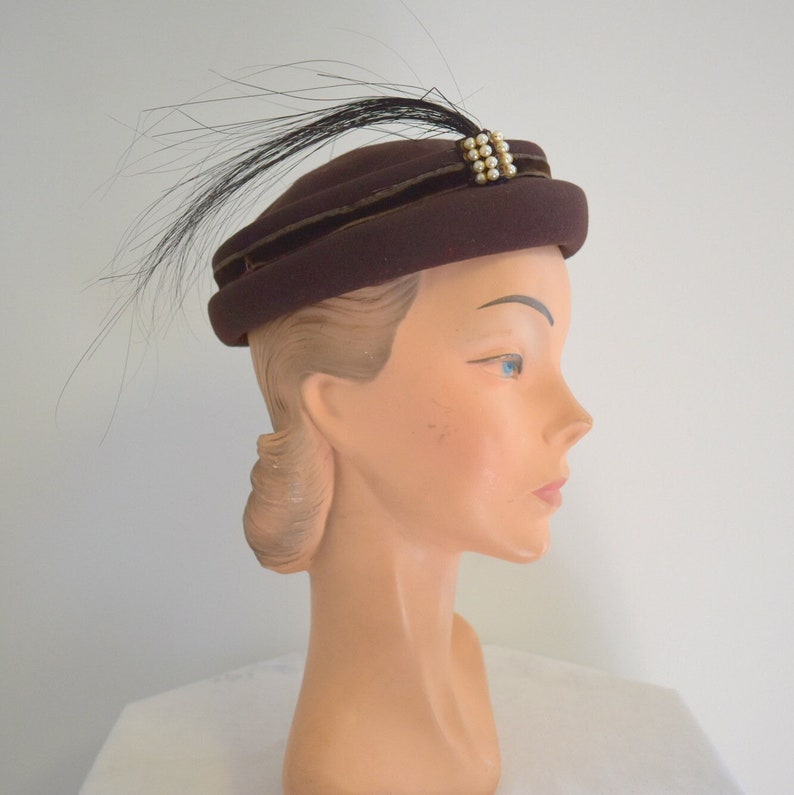 1940s New York Creations for Saks Brown Wool Felt Hat with Black Feathers and Faux Pearls image 1
