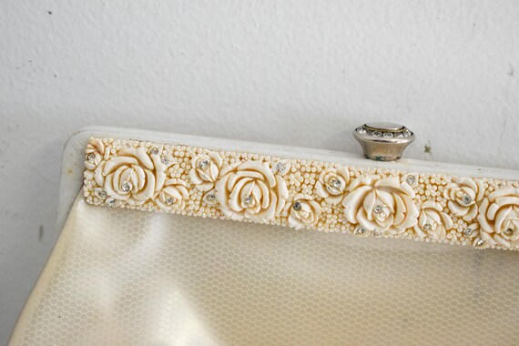 1950s Cream Vinyl and Resin Clutch Purse - image 3