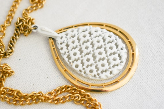 1960s/70s White and Gold Pendant and Chain Neckla… - image 3