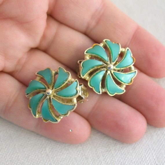 1960s Green Floral Thermoset Clip Earrings - image 1