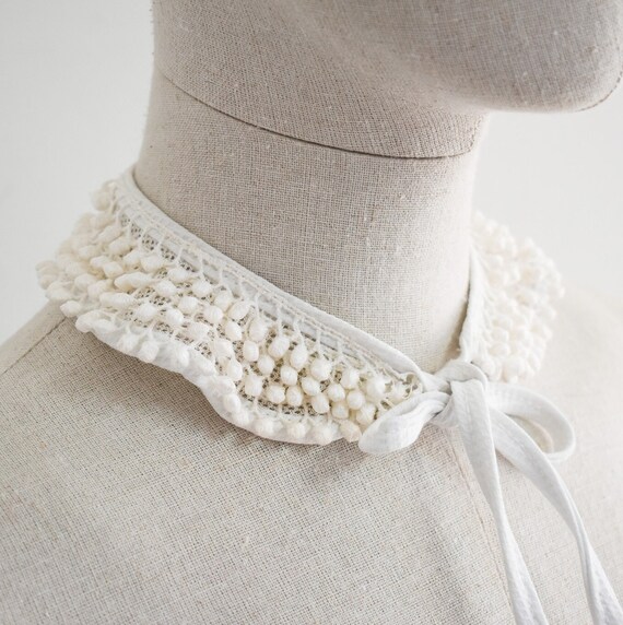 1940s/50s White Embroidered Dangle Trim Collar