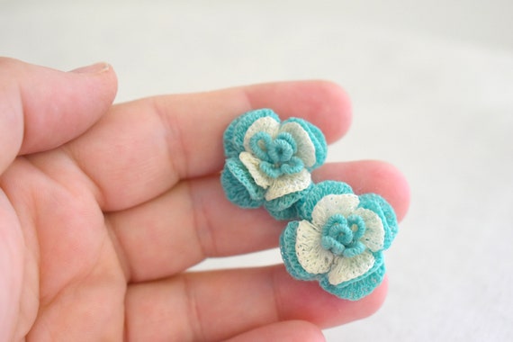 1940s/50s Crochet Flower Screw Back Earrings - image 3