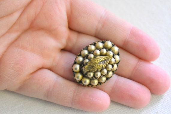 1940s Oval Faux Pearl Brooch - image 2