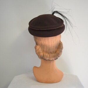 1940s New York Creations for Saks Brown Wool Felt Hat with Black Feathers and Faux Pearls image 4