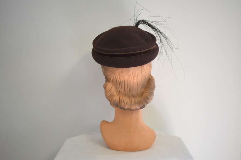 1940s New York Creations for Saks Brown Wool Felt Hat with Black Feathers and Faux Pearls image 4