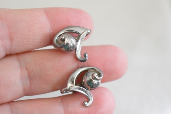 1940s/50s Karu Small Silver Screw Back Earrings - image 2