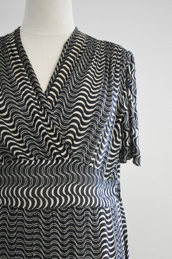 1930s/40s Black and Cream Wave Printed Rayon Dress - image 3