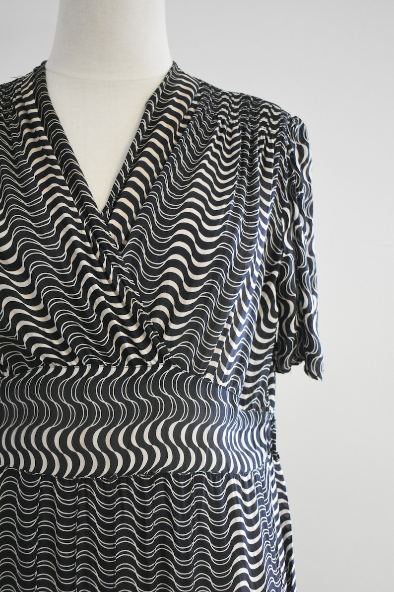 1930s/40s Black and Cream Wave Printed Rayon Dress 画像 3