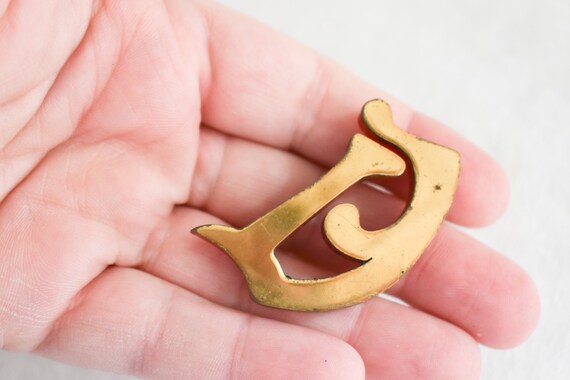 1930s/40s Metal and Red Bakelite "D" Initial Broo… - image 2