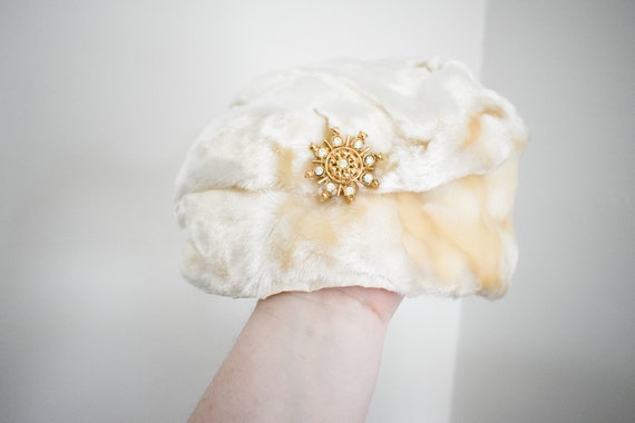 1960s-does-1920s Cream Cloche with Brooch - image 5