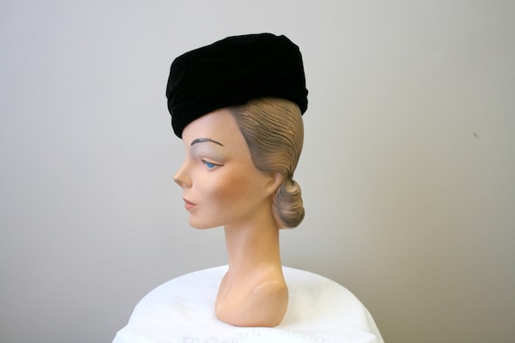 1950s Black Ruched Velvet Toque Hat - image 2