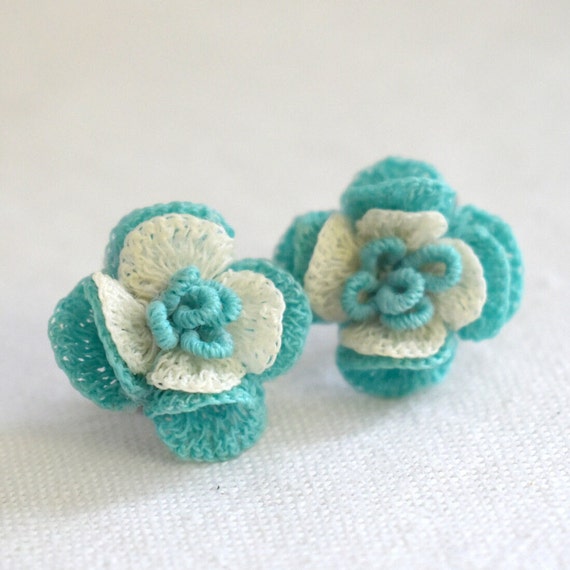 1940s/50s Crochet Flower Screw Back Earrings - image 1